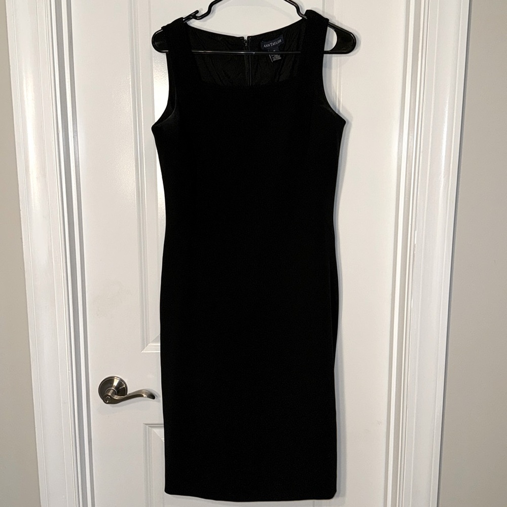ANN TAYLOR DRESS! Black in color. Size 10